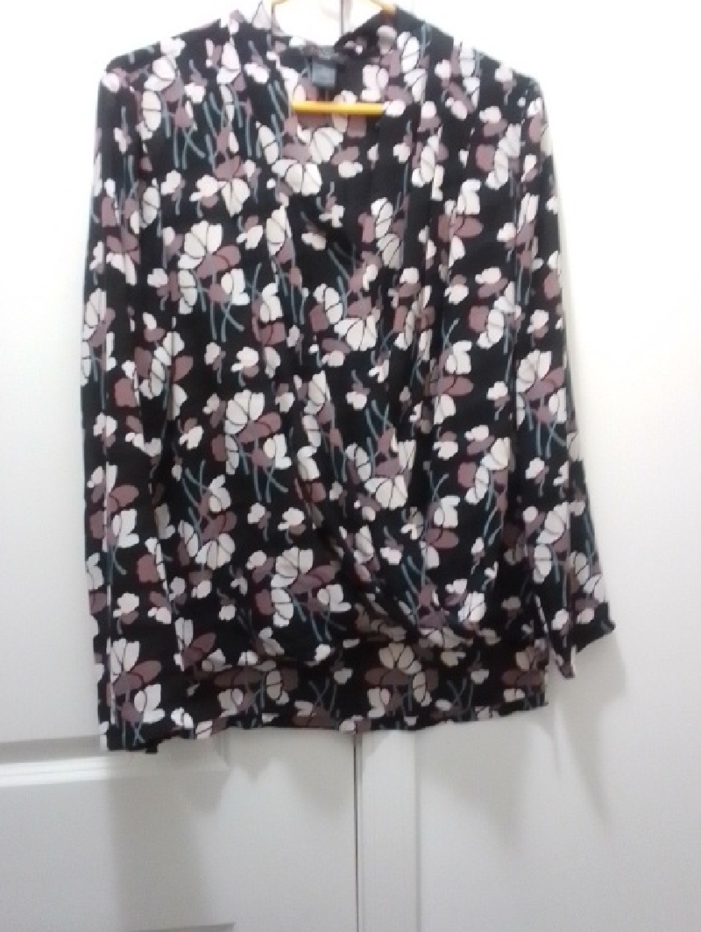 Ann Taylor Factory Black Long-Sleeve Floral Twist-Front Top